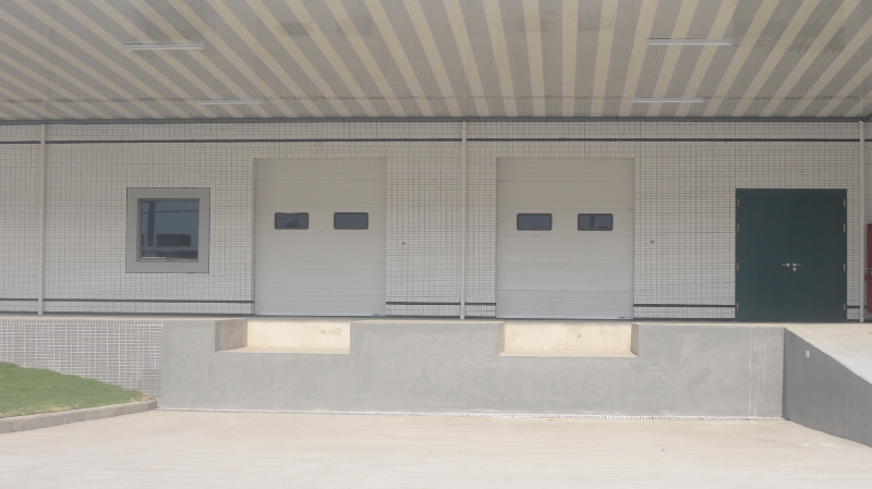 新恒邦工業滑升門