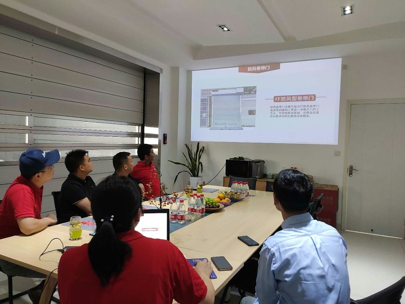 新恒邦牛總為客戶講解產品